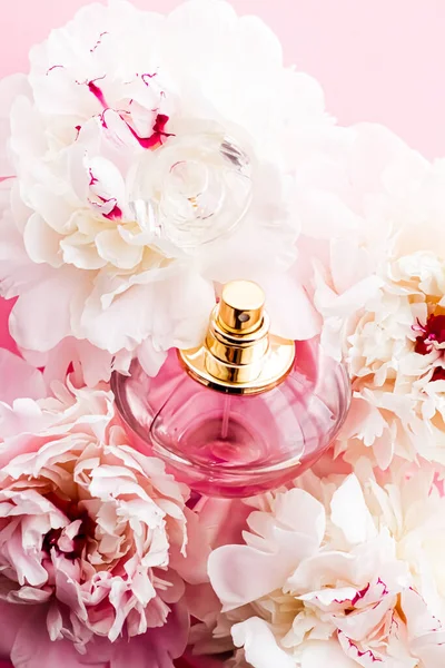 Luxuriöse Parfümflasche als schickes Parfümprodukt auf Hintergrund von Pfingstrosenblüten, Parfümwerbung und Beauty Branding — Stockfoto