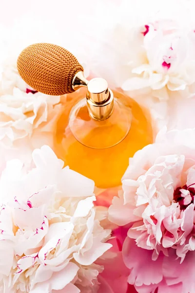Chic fragrance bottle as citrus perfume product on background of peony flowers, parfum ad and beauty branding — Stock Photo, Image