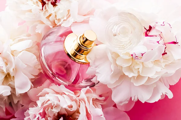 Flacon de parfum luxueux comme produit de parfum chic sur fond de fleurs de pivoine, annonce de parfum et marque de beauté — Photo