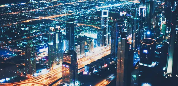 Aerial éjszakai kilátás Dubai Egyesült Arab Emírségek, nagyvárosi városkép — Stock Fotó
