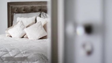 Lüks bir yatak odasının iç kısmında, dekoratif yastıklar ve yastıklar, oda, ev dekorasyonu ve tasarım kapısı.