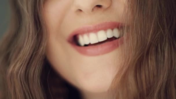 Belo sorriso de dente de jovem com dentes brancos saudáveis perfeitos, saúde e beleza — Vídeo de Stock