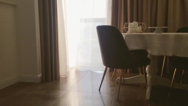 Blick auf ein Esszimmer, runder Tisch, Stühle und Fenster mit Vorhängen, Möbeln und luxuriösem Interieur — Stockvideo