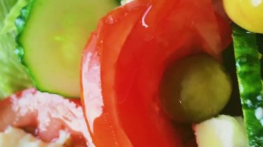 Feta peynirli taze sebze salatası, marul, salatalık, domates ve zeytin sağlıklı vejetaryen diyet yemeği, Akdeniz mutfağı ve yiyecek.