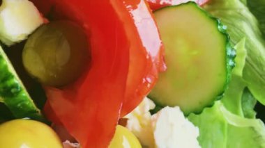 Feta peynirli taze sebze salatası, marul, salatalık, domates ve zeytin sağlıklı vejetaryen diyet yemeği, Akdeniz mutfağı ve yiyecek.