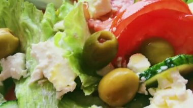 Feta peynirli taze sebze salatası, marul, salatalık, domates ve zeytin sağlıklı vejetaryen diyet yemeği, Akdeniz mutfağı ve yiyecek.