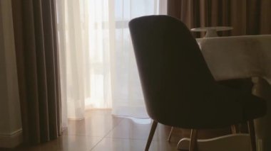 Yemek odası, yuvarlak masa, perdelerle dekore edilmiş sandalye ve pencere manzarası, mobilya ve lüks iç tasarım.