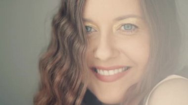 Mükemmel sağlıklı beyaz dişleri, sağlığı ve güzelliği olan güzel dişli genç bir kadın gülümsemesi.