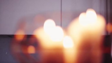 Altın dekoratif vazonun içindeki mumlar lüks ev dekorasyonu, tatil zamanı ve romantizm olarak.