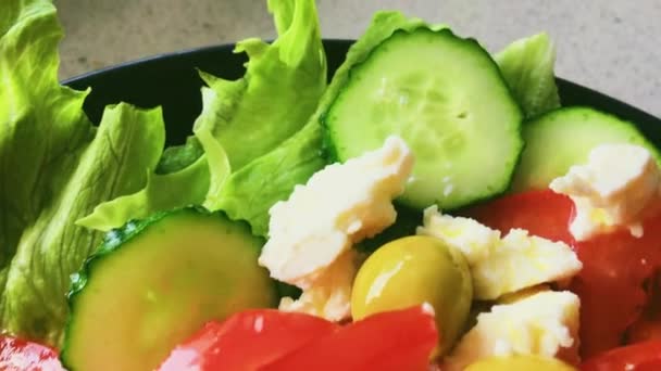 Salada de legumes frescos com queijo feta, alface, pepinos, tomates e azeitonas, refeição saudável da dieta vegetariana, cozinha mediterrânica e alimentos — Vídeo de Stock