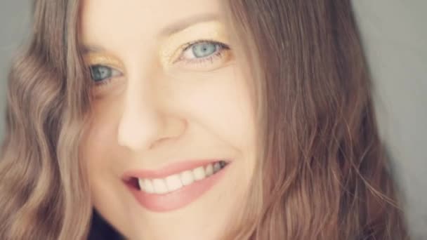 Glückliche Frau lächelnd und lachend, lange braune wellige Haare, natürliches Make-up und gesunde weiße Zähne, Gesicht und Schönheit — Stockvideo