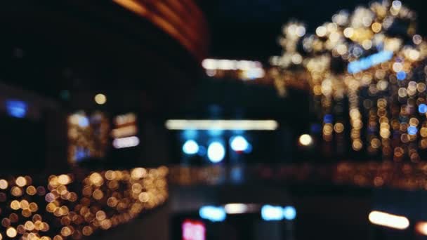 近代的なショッピングモール、背景と照明の中でクリスマスの休日の装飾の控えめなビュー — ストック動画