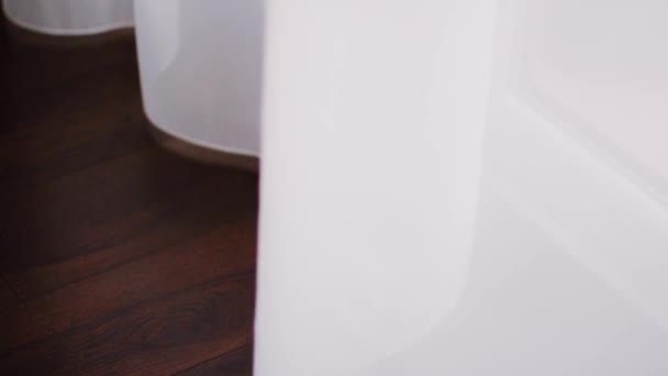 सफेद रेशम विंडो पर्दे और लकड़ी के फर्श, घर सजावट और लक्जरी आंतरिक डिजाइन — स्टॉक वीडियो