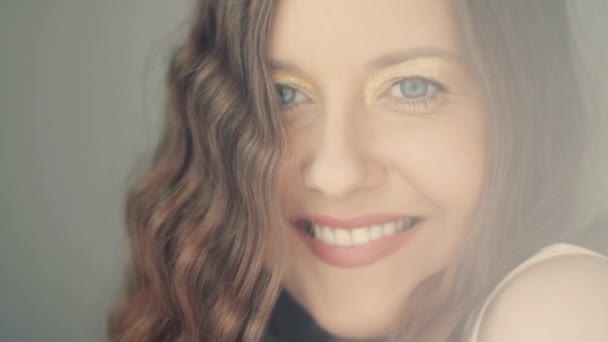 Bellissimo sorriso dentato di giovane donna con perfetti denti bianchi sani, salute e bellezza — Video Stock