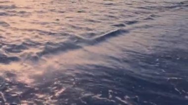 Kumlu sahilde güzel okyanus dalgaları, tatil gezileri ve yaz tatilleri.