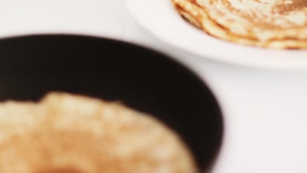 Recette traditionnelle de crêpe française sur poêle, crêpes fines maison pour le petit déjeuner, la préparation des aliments et la cuisine — Video