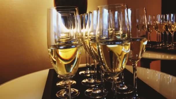 Бокалы шампанского и белое игристое вино в золотом праздничном свете на празднике, роскошная свадьба и торжественное открытие — стоковое видео