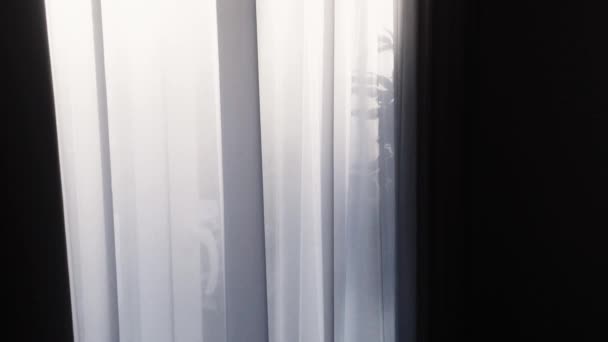 Raam gordijnen bij zonsondergang, gemaakt van zachte luxe stof, home decor en interieur — Stockvideo