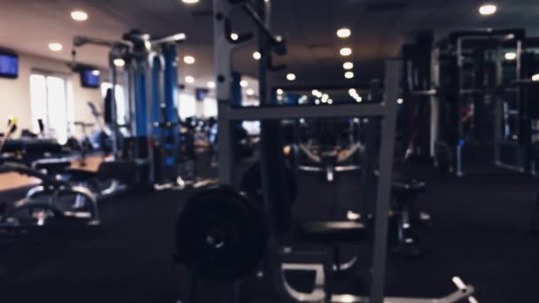 Vue déconcentrée d'une salle de gym urbaine avec des équipements pour la routine de remise en forme et d'entraînement, mode de vie sain et musculation — Video