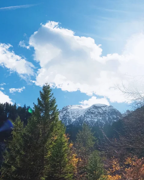 Hermosa naturaleza de los Alpes europeos, vista del paisaje de las montañas alpinas, lago y pueblo en un día soleado, viaje y destino —  Fotos de Stock