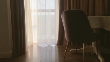 Yemek odası, yuvarlak masa, perdelerle dekore edilmiş sandalye ve pencere manzarası, mobilya ve lüks iç tasarım.