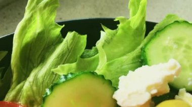 Feta peynirli taze sebze salatası, marul, salatalık, domates ve zeytin sağlıklı vejetaryen diyet yemeği, Akdeniz mutfağı ve yiyecek.