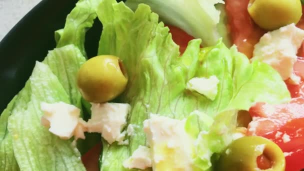 Salada de legumes frescos com queijo feta, alface, pepinos, tomates e azeitonas, refeição saudável da dieta vegetariana, cozinha mediterrânica e alimentos — Vídeo de Stock