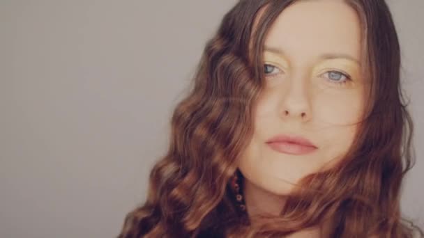 Frau mit langen braunen welligen Haaren und blauen Augen, natürlichem Make-up und gesunder Haut, Gesicht und Schönheit — Stockvideo