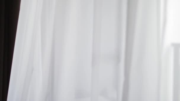 Белые шторы из мягкого материала роскоши в качестве материала для украшения окон, домашнего декора и дизайна интерьера — стоковое видео