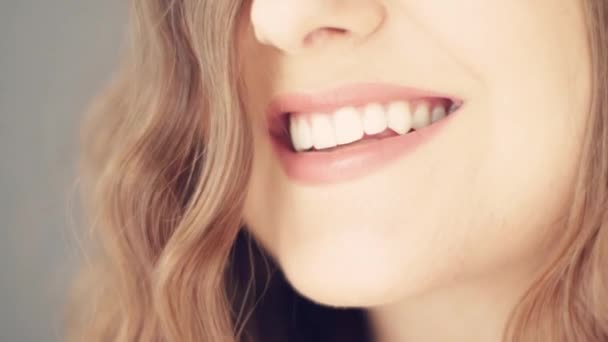 Hermosa sonrisa dentada de mujer joven con dientes blancos sanos perfectos, salud y belleza — Vídeos de Stock