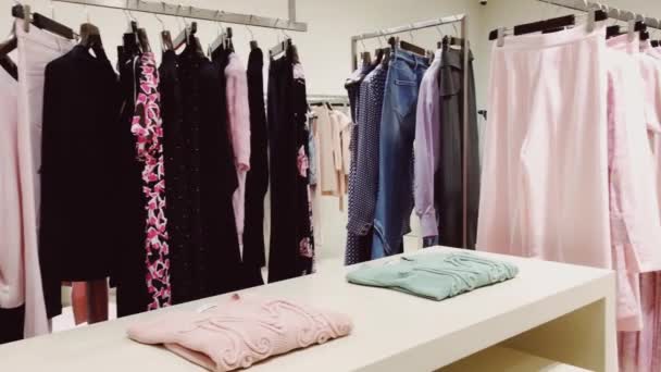 Stijlvolle kleding in boetiekwinkel, modern winkelinterieur, luxe winkel- en modecollectie — Stockvideo