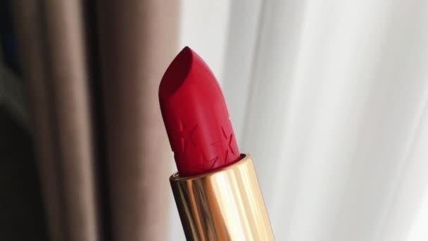 Roter Lippenstift in goldener Röhre als luxuriöses Kosmetikprodukt, Make-up und Schönheit — Stockvideo