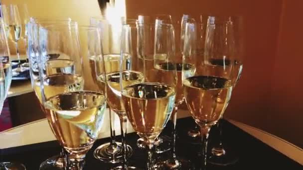 Copas de champán y vino espumoso blanco en luz dorada de vacaciones en el evento de celebración, boda de lujo y gran apertura — Vídeos de Stock