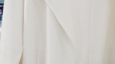 Butik mağazasında şık kıyafetler, modern mağaza içi, lüks alışveriş ve moda koleksiyonu.