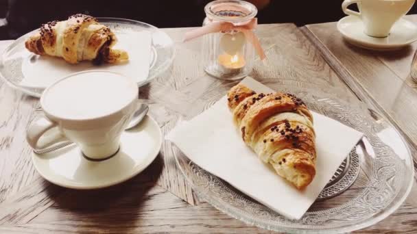 Cappuccino i czekoladowy rogalik w kawiarni, filiżanka kawy i deser ciasta na śniadanie, jedzenie i wypieki — Wideo stockowe