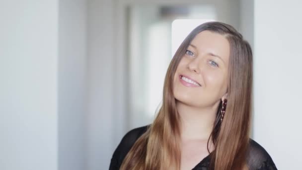 Portrait d'une jeune femme aux cheveux bruns longs et sains, routine de soins capillaires pour une coiffure lisse, brillante et naturelle, santé et beauté — Video