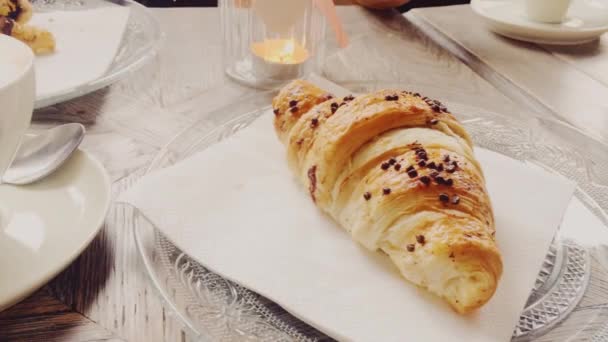 Cappuccino e croissant de chocolate no café, xícara de café e sobremesa de pastelaria para café da manhã, alimentos e produtos de padaria — Vídeo de Stock