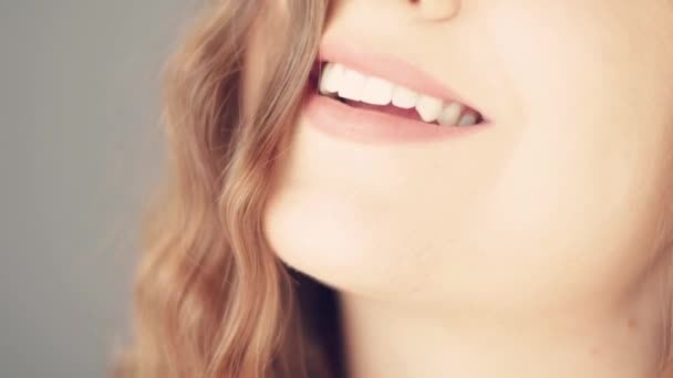 Красивая зубастая улыбка молодой женщины с совершенно здоровыми белыми зубами, здоровьем и красотой — стоковое видео