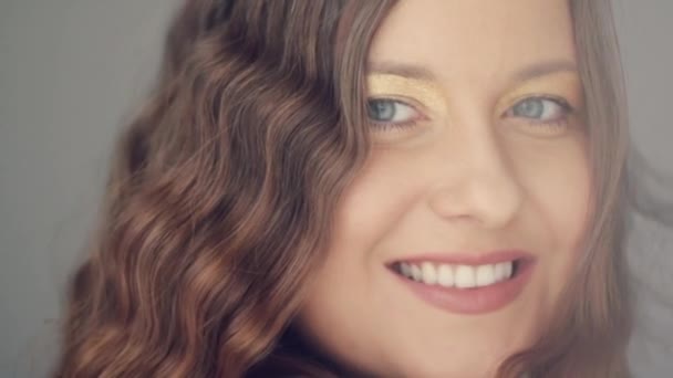 Donna felice sorridente e ridente, lunghi capelli castani ondulati, trucco naturale e denti bianchi sani, viso e bellezza — Video Stock