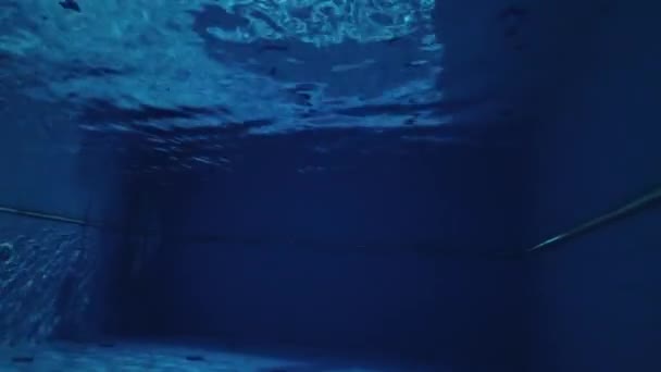 Agua cristalina azul en la piscina de verano al atardecer, bajo el agua y viajar — Vídeos de Stock