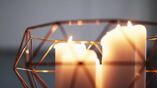 Velas dentro vaso decorativo dourado como decoração de casa de luxo, tempo de férias e romance — Vídeo de Stock