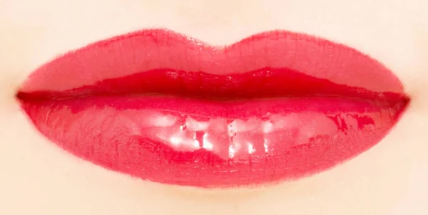Lábios femininos com batom brilhante ou brilho labial para maquiagem e beleza — Fotografia de Stock
