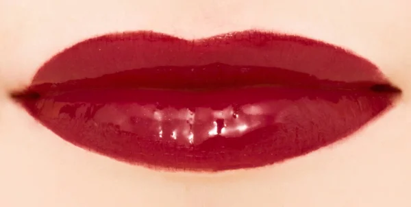 Labios femeninos con lápiz labial brillante o brillo labial para maquillaje y belleza — Foto de Stock