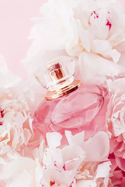 Frasco de fragrância de luxo como produto de perfume feminino no fundo de flores de peônia, anúncio de parfum e marca de beleza — Fotografia de Stock