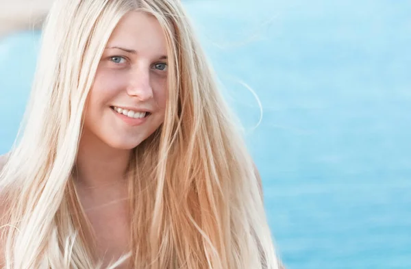 Mujer con cabello rubio disfrutando del estilo de vida junto al mar y la playa en verano, viajes de vacaciones y ocio — Foto de Stock