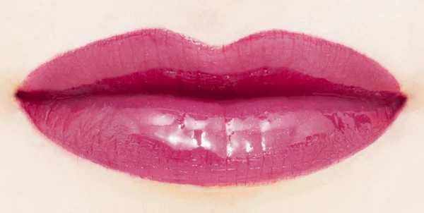 Vrouwelijke lippen met glanzende lippenstift of lipgloss voor make-up en schoonheid — Stockfoto