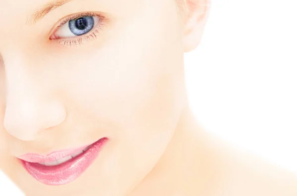 Beleza rosto close-up de mulher jovem, cabelo loiro e maquiagem chique para a marca de cuidados com a pele e cabelo — Fotografia de Stock