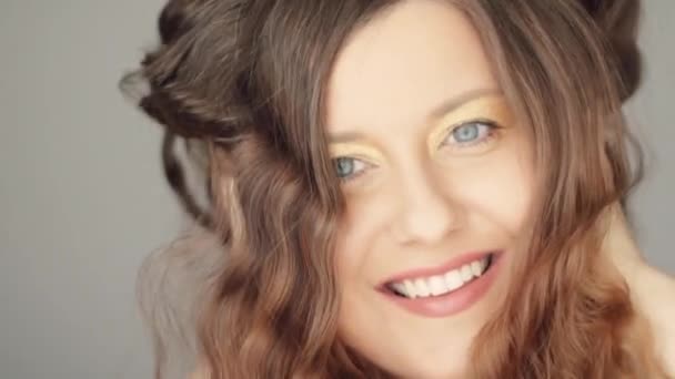 Šťastná žena s úsměvem a smíchem, dlouhé hnědé vlnité vlasy, přírodní make-up a zdravé bílé zuby, obličej a krása — Stock video