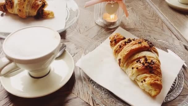 Cappuccino y croissant de chocolate en la cafetería, taza de café y postre de pastelería para el desayuno, alimentos y productos horneados — Vídeos de Stock