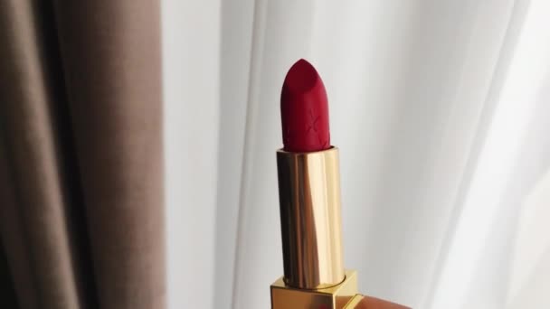 Rode lippenstift in gouden buis als luxe cosmetisch product, make-up en schoonheid — Stockvideo